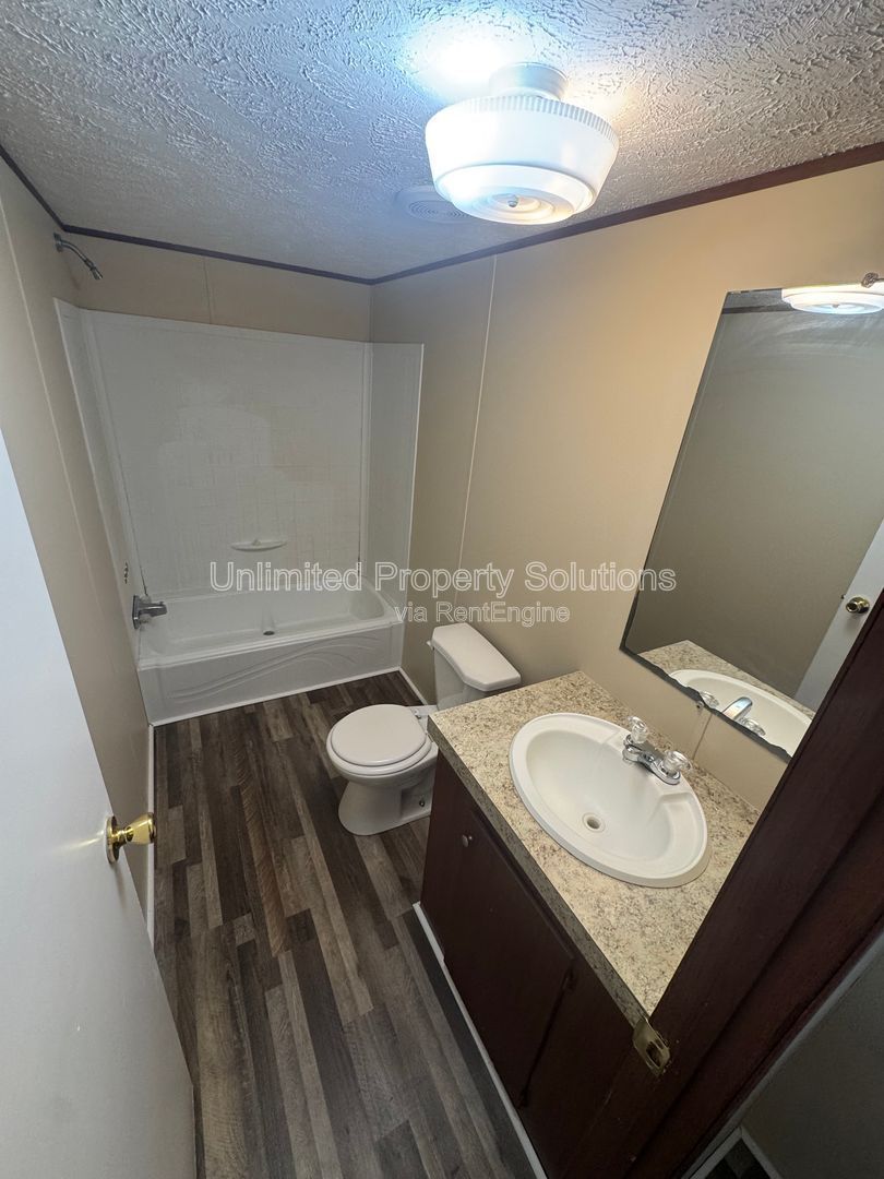 LELAND - 2 Bedroom & 1 Bathroom Mobile Home - Located just off I-40 bypass property image