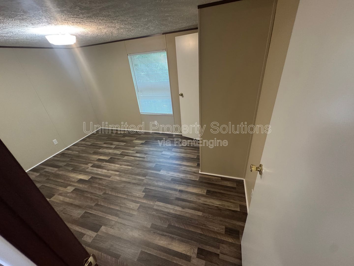 LELAND - 2 Bedroom & 1 Bathroom Mobile Home - Located just off I-40 bypass property image