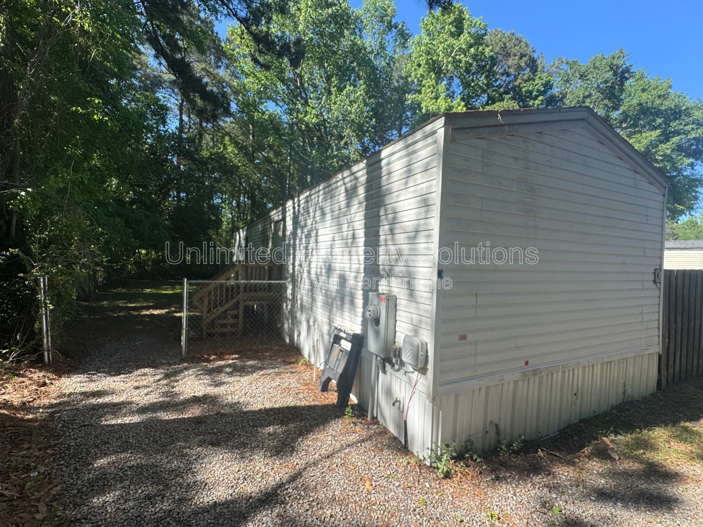 LELAND - 2 Bedroom & 1 Bathroom Mobile Home - Located just off I-40 bypass property image