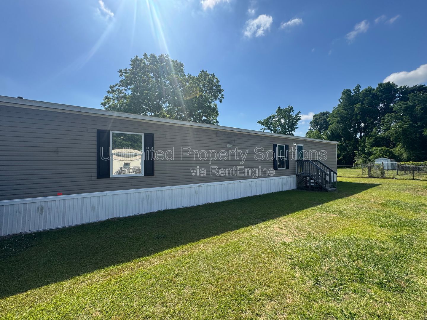 LELAND - 2 Bedroom & 2 Bathroom Mobile Home - Located just off I-40 bypass property image