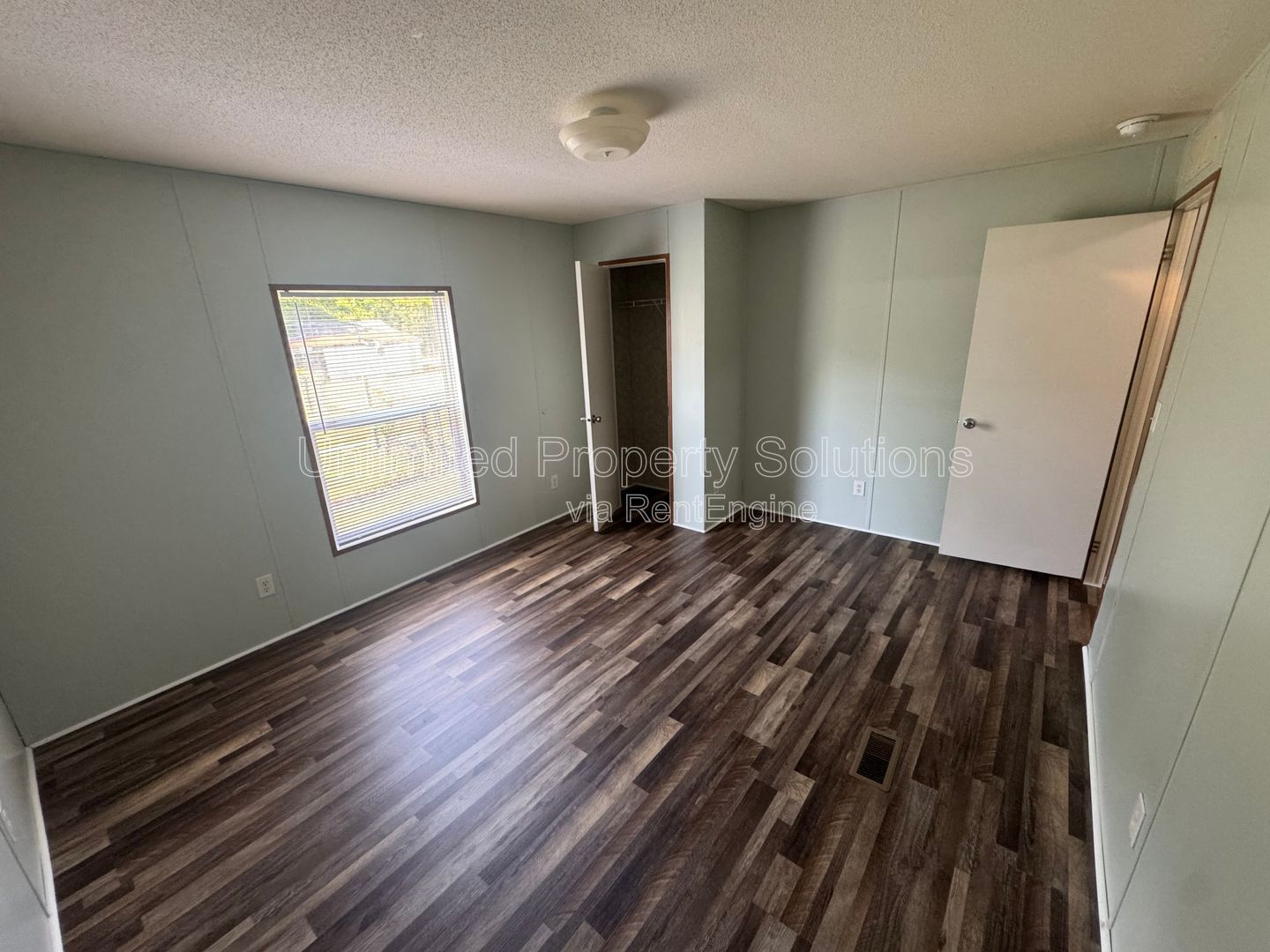 LELAND - 2 Bedroom & 2 Bathroom Mobile Home - Located just off I-40 bypass property image