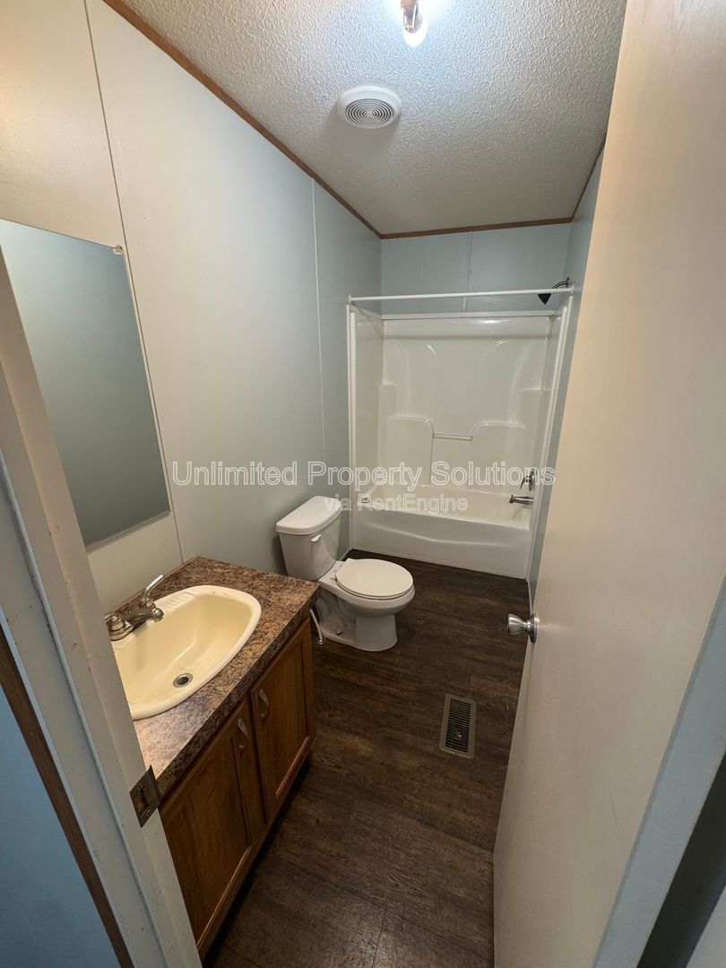 LELAND - 2 Bedroom & 2 Bathroom Mobile Home - Located just off I-40 bypass property image