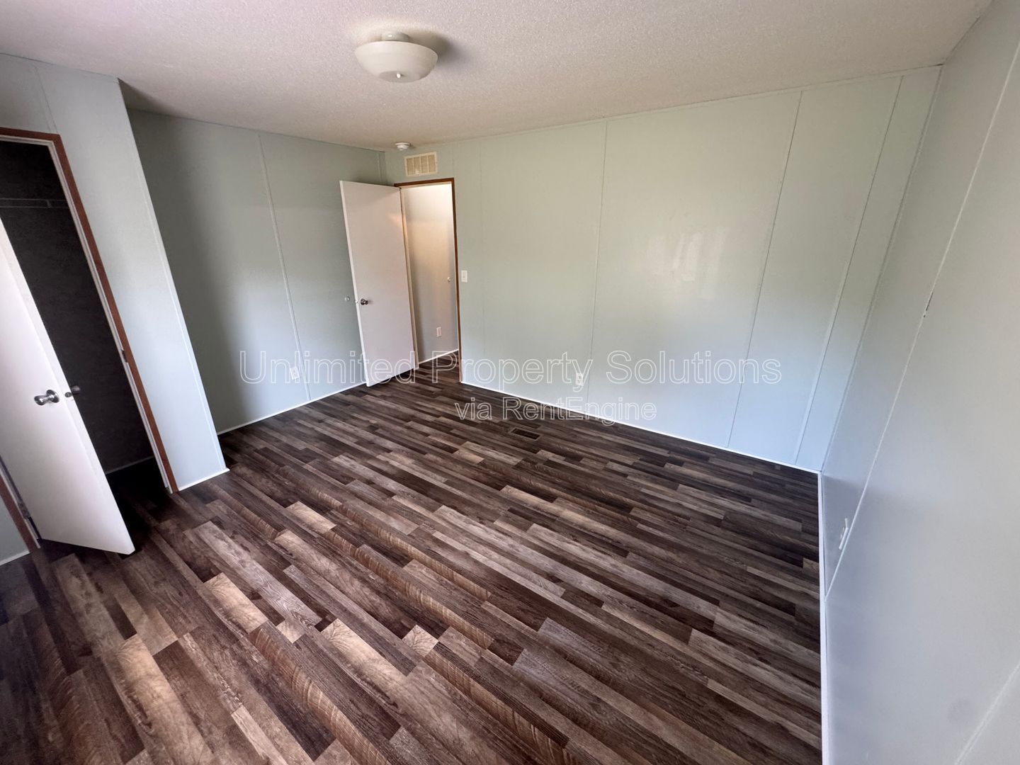 LELAND - 2 Bedroom & 2 Bathroom Mobile Home - Located just off I-40 bypass property image