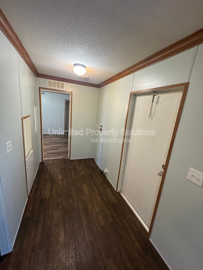 LELAND - 2 Bedroom & 2 Bathroom Mobile Home - Located just off I-40 bypass property image