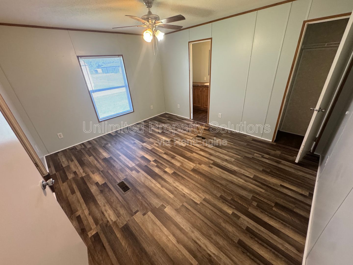 LELAND - 2 Bedroom & 2 Bathroom Mobile Home - Located just off I-40 bypass property image