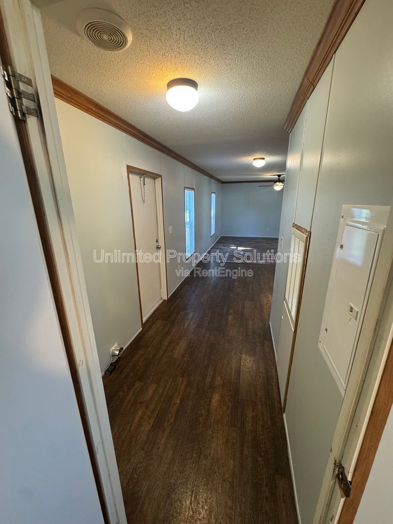 LELAND - 2 Bedroom & 2 Bathroom Mobile Home - Located just off I-40 bypass property image