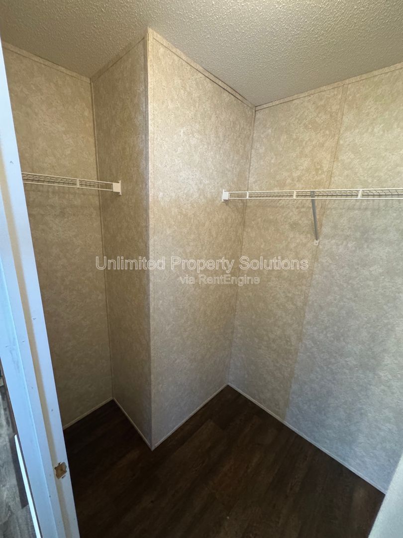 LELAND - 2 Bedroom & 2 Bathroom Mobile Home - Located just off I-40 bypass property image
