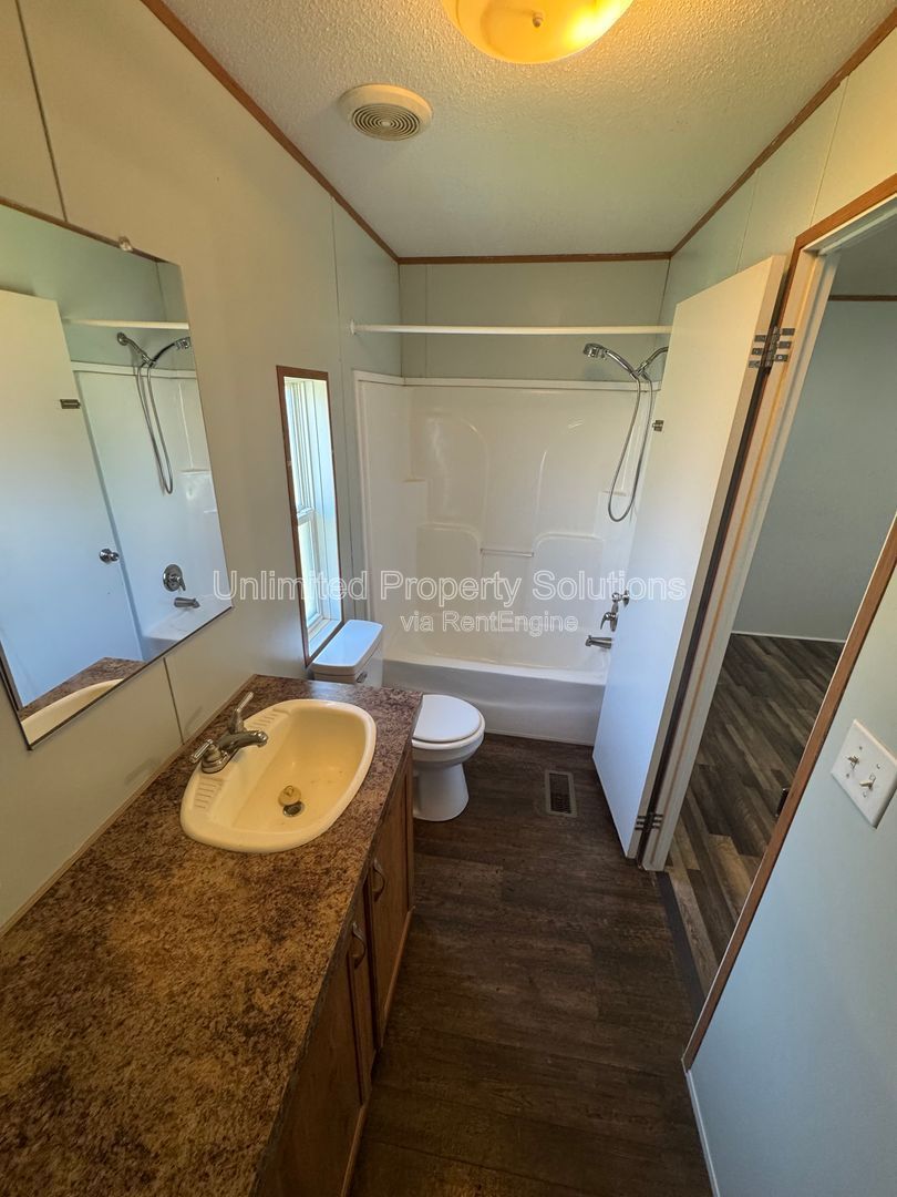 LELAND - 2 Bedroom & 2 Bathroom Mobile Home - Located just off I-40 bypass property image
