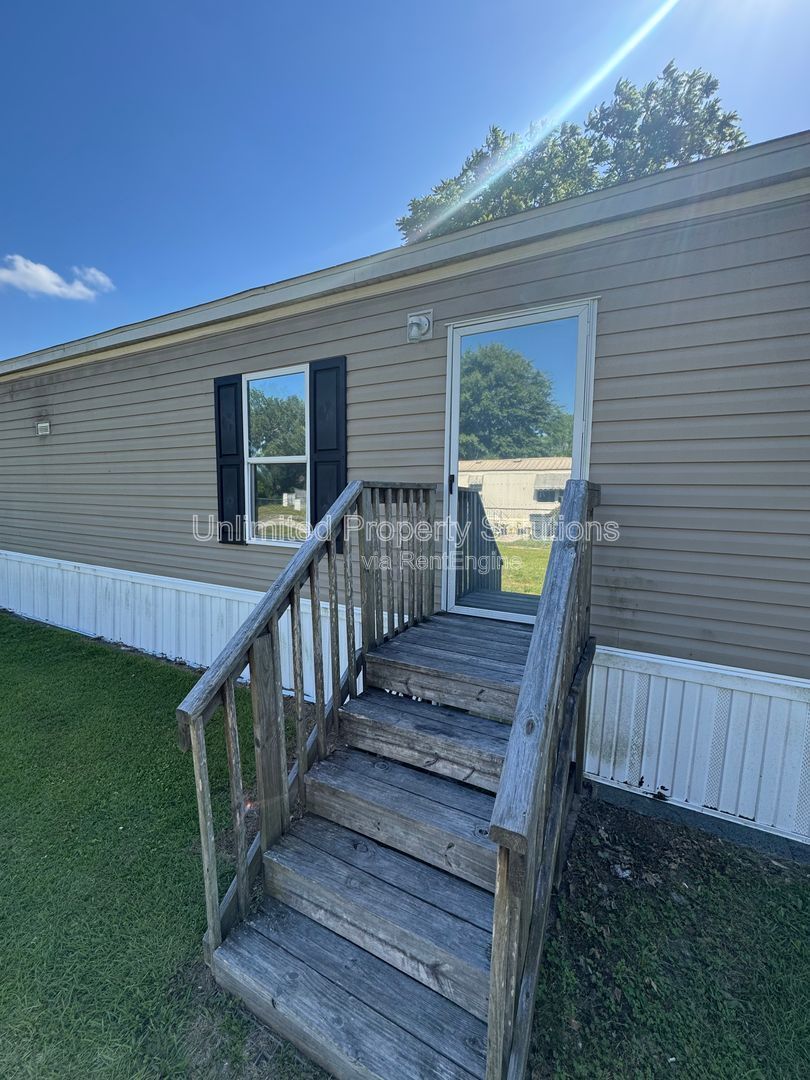 LELAND - 2 Bedroom & 2 Bathroom Mobile Home - Located just off I-40 bypass property image