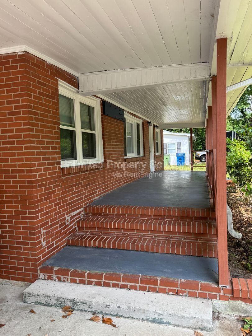 WRIGHTSVILLE AVENUE - 4 Bedroom - Minutes to Novant Health Cape Fear Hospital, UNCW property image