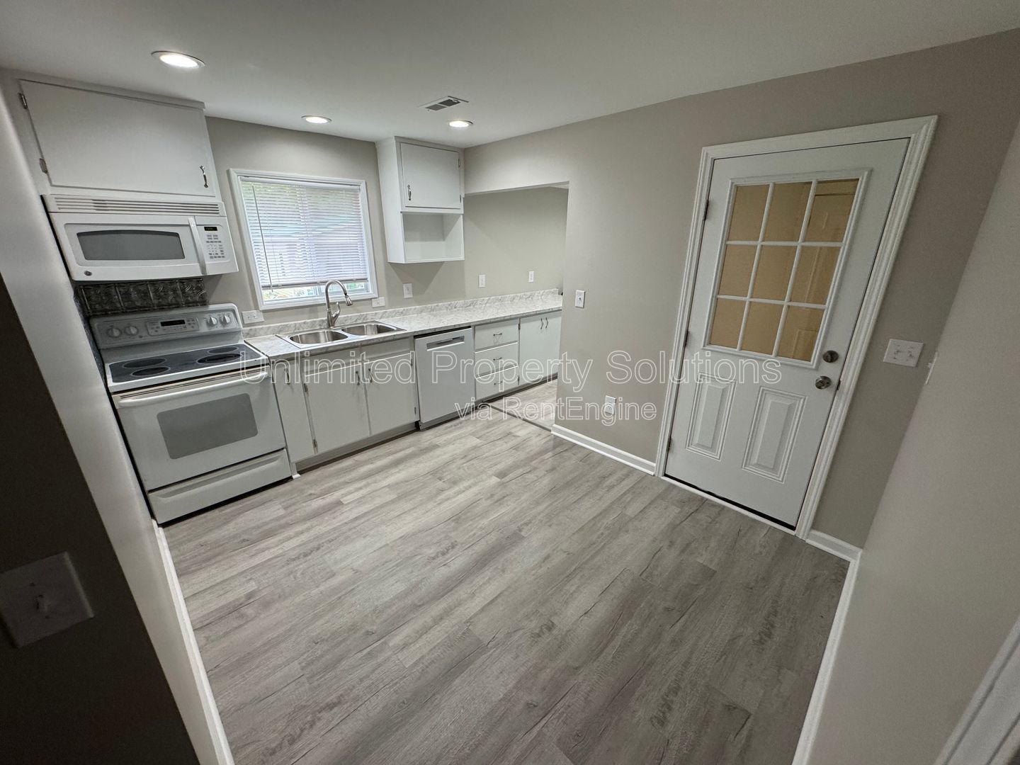 WRIGHTSVILLE AVENUE - 4 Bedroom - Minutes to Novant Health Cape Fear Hospital, UNCW property image
