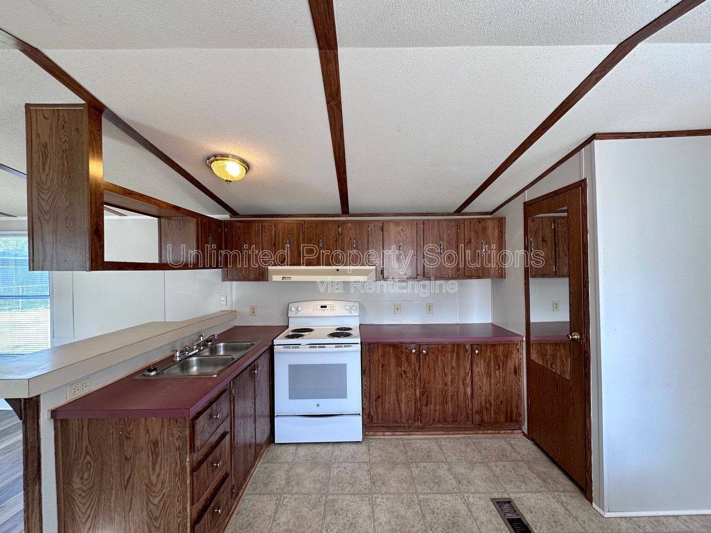 LELAND - 2 Bedroom & 1 Bathroom Mobile Home - Located just off I-40 bypass property image