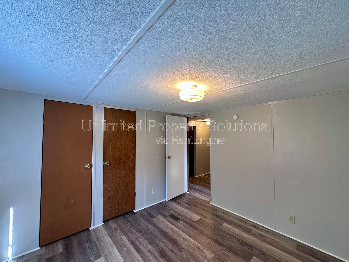 LELAND - 2 Bedroom & 1 Bathroom Mobile Home - Located just off I-40 bypass property image
