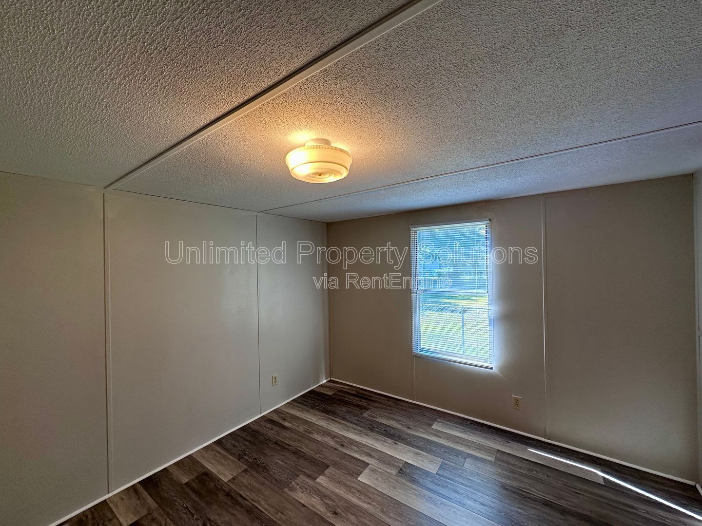 LELAND - 2 Bedroom & 1 Bathroom Mobile Home - Located just off I-40 bypass property image