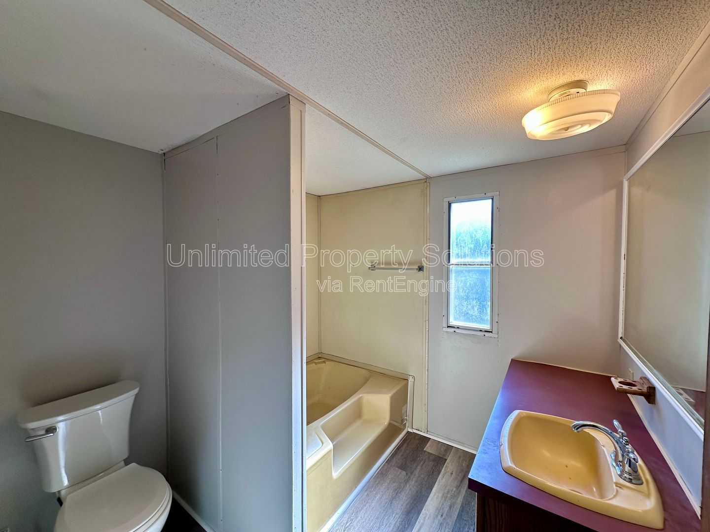 LELAND - 2 Bedroom & 1 Bathroom Mobile Home - Located just off I-40 bypass property image