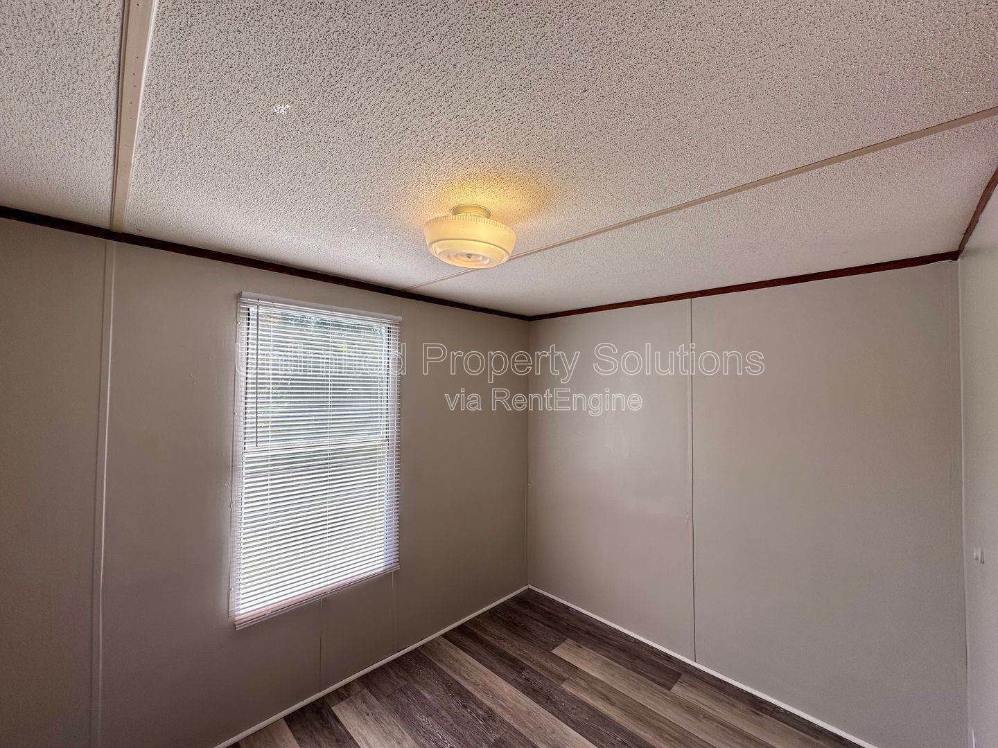 LELAND - 2 Bedroom & 1 Bathroom Mobile Home - Located just off I-40 bypass property image