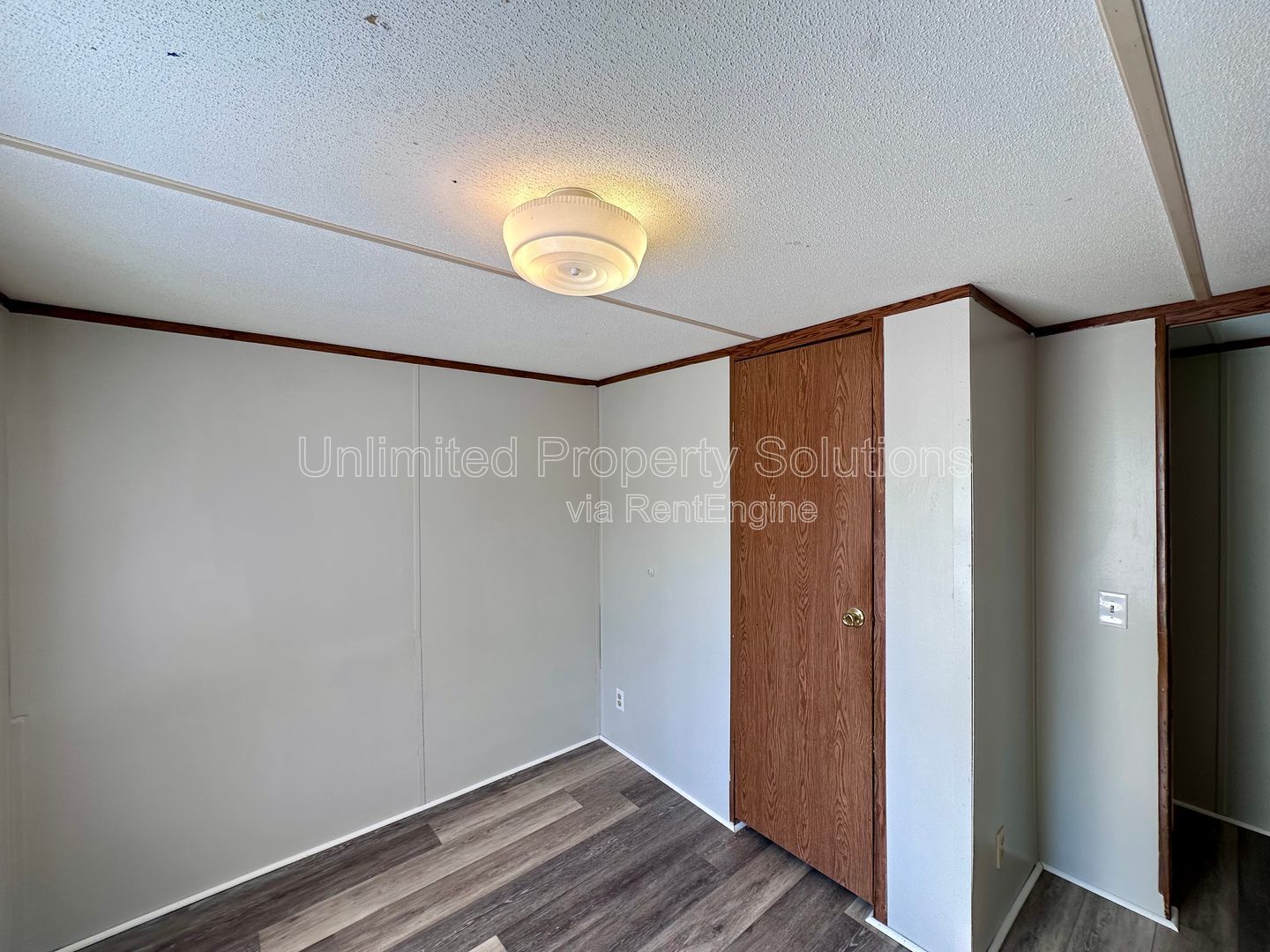 LELAND - 2 Bedroom & 1 Bathroom Mobile Home - Located just off I-40 bypass property image
