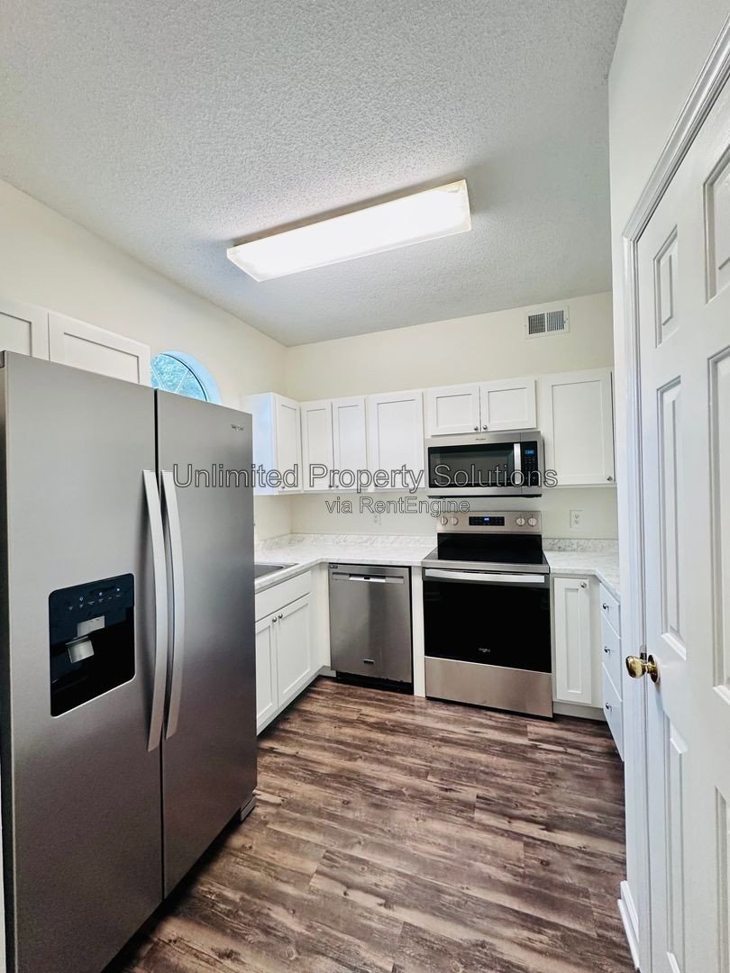 HAMPTON PLACE - 2 BEDROOM/2 BATH RENOVATED CONDO LOCATED IN PINE VALLEY! property image