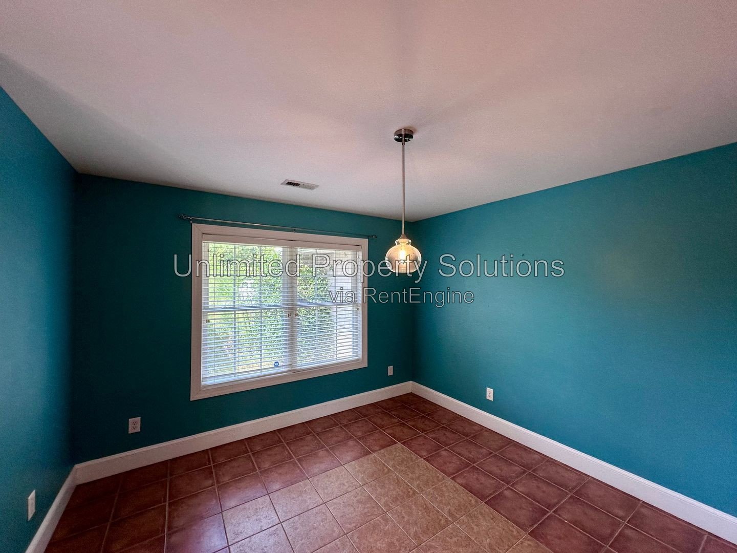 CREEKSTONE - 3 Bedroom/2 Bathroom - Spacious home with abundant storage and fenced in backyard! property image