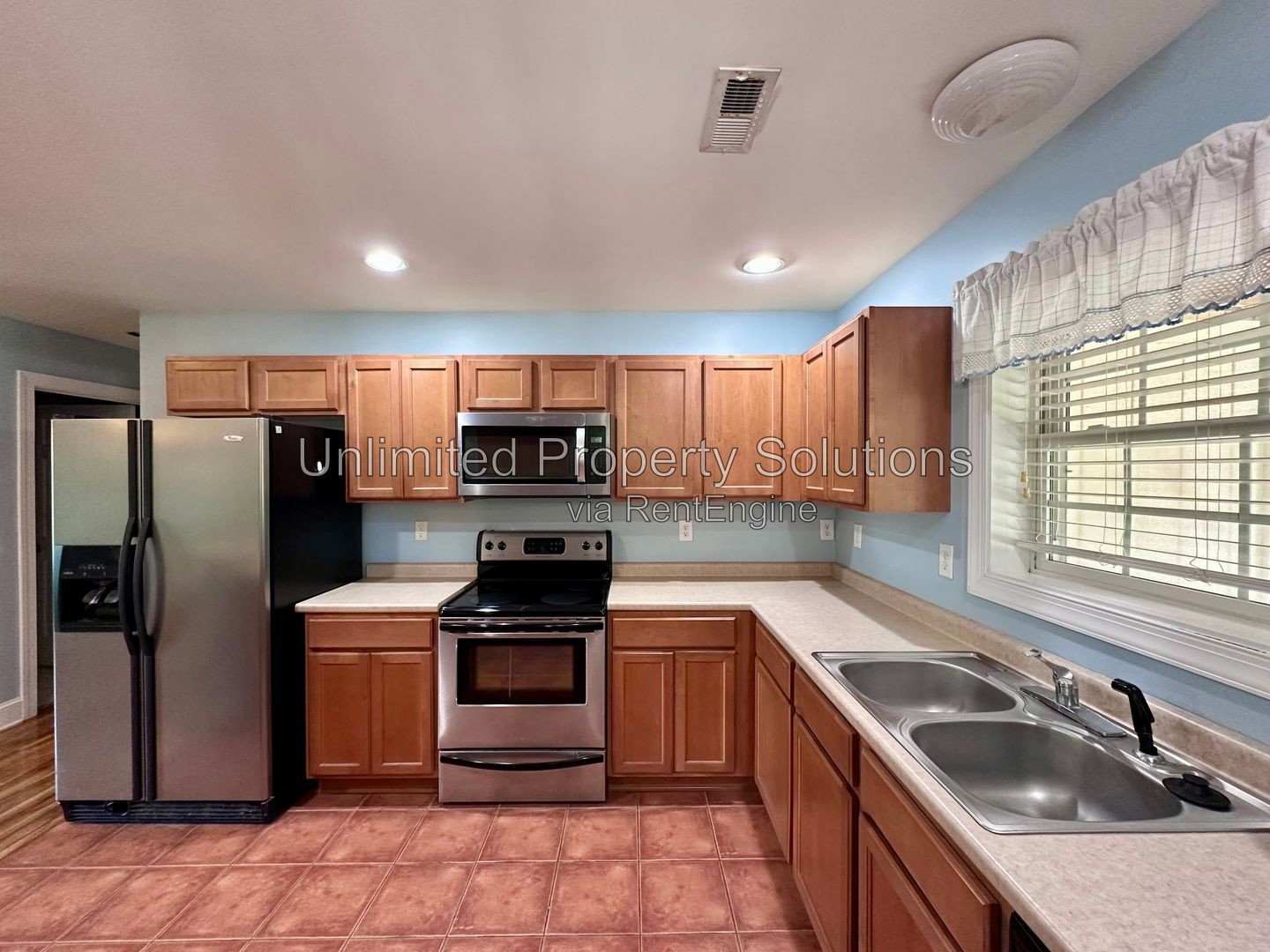CREEKSTONE - 3 Bedroom/2 Bathroom - Spacious home with abundant storage and fenced in backyard! property image