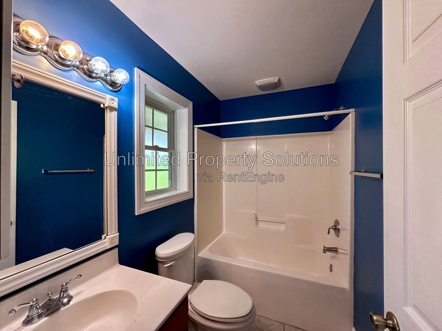 CREEKSTONE - 3 Bedroom/2 Bathroom - Spacious home with abundant storage and fenced in backyard! property image