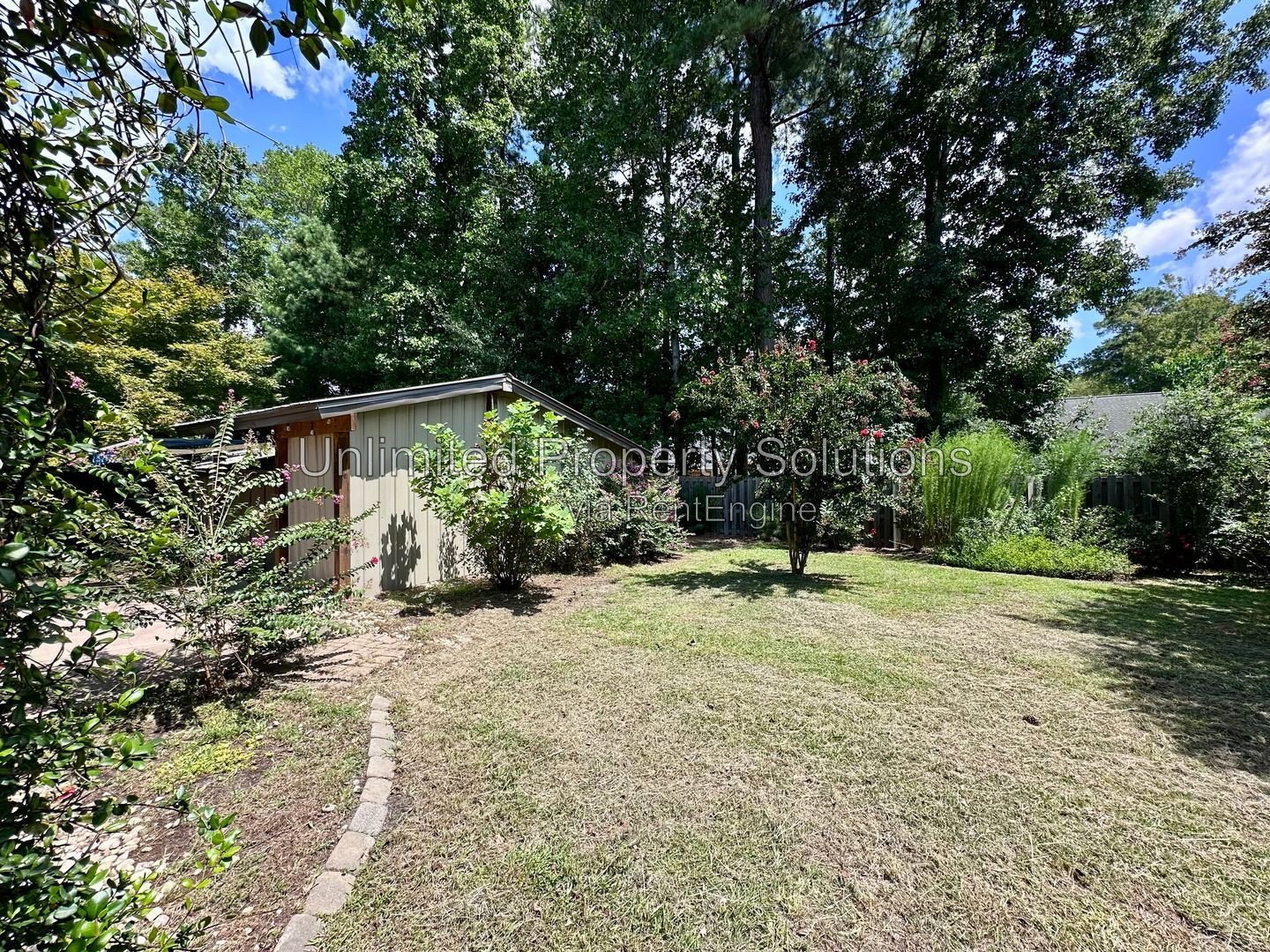 CREEKSTONE - 3 Bedroom/2 Bathroom - Spacious home with abundant storage and fenced in backyard! property image