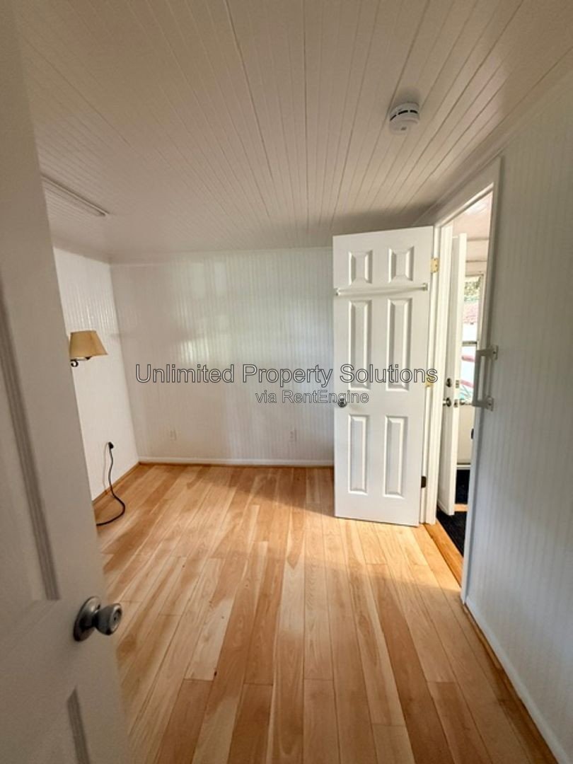 WILMINGTON/SEAGATE- Charming one bedroom bungalow close to UNCW and Wrightsville Beach! property image